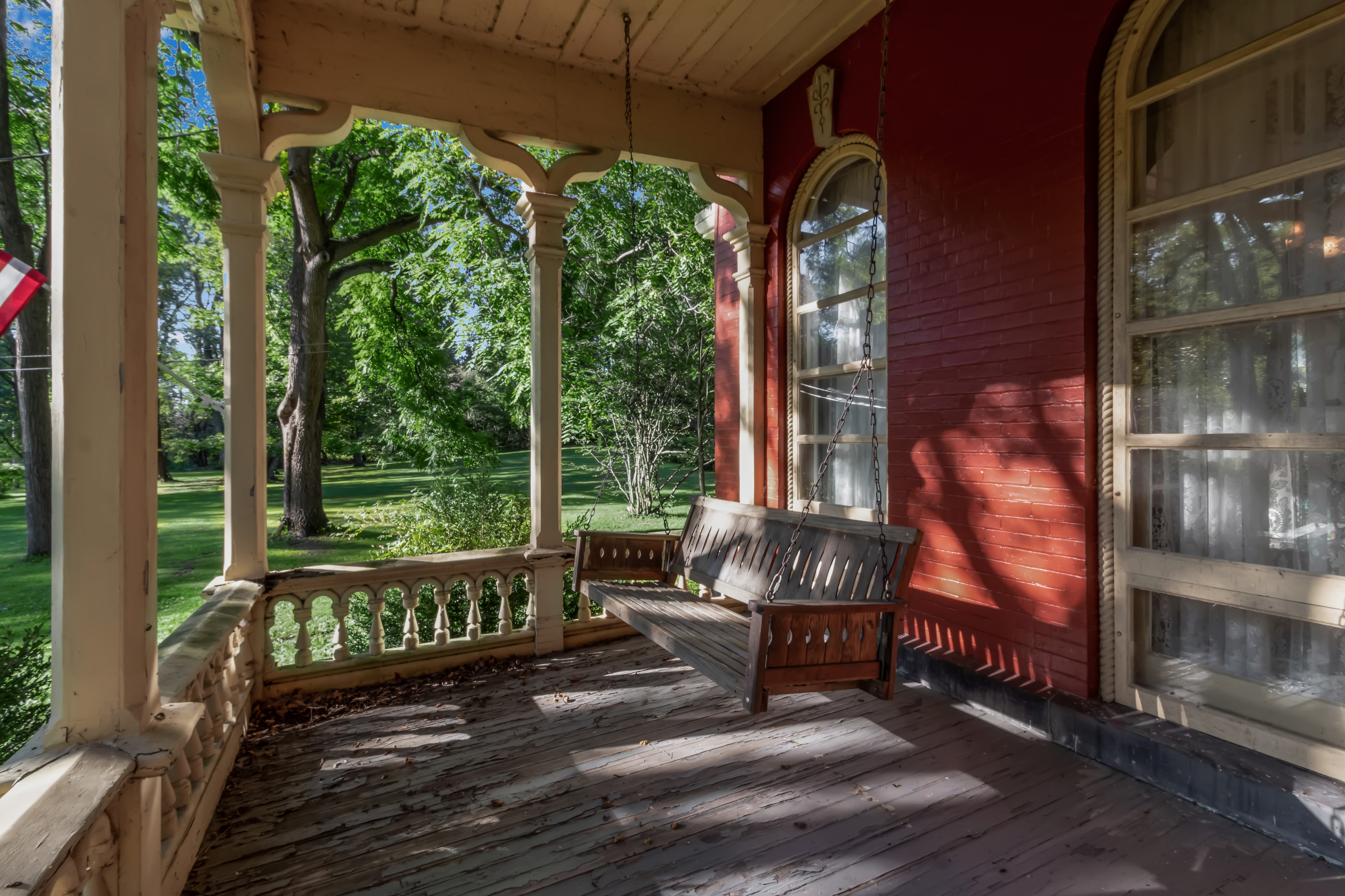 Manor porch swing